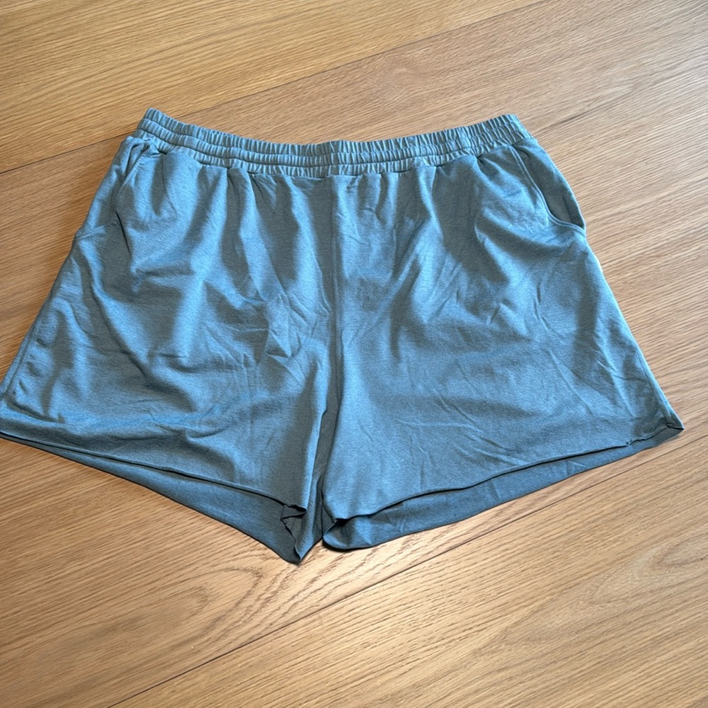 Vuori halo boyfriend shorts heathered greenish blue